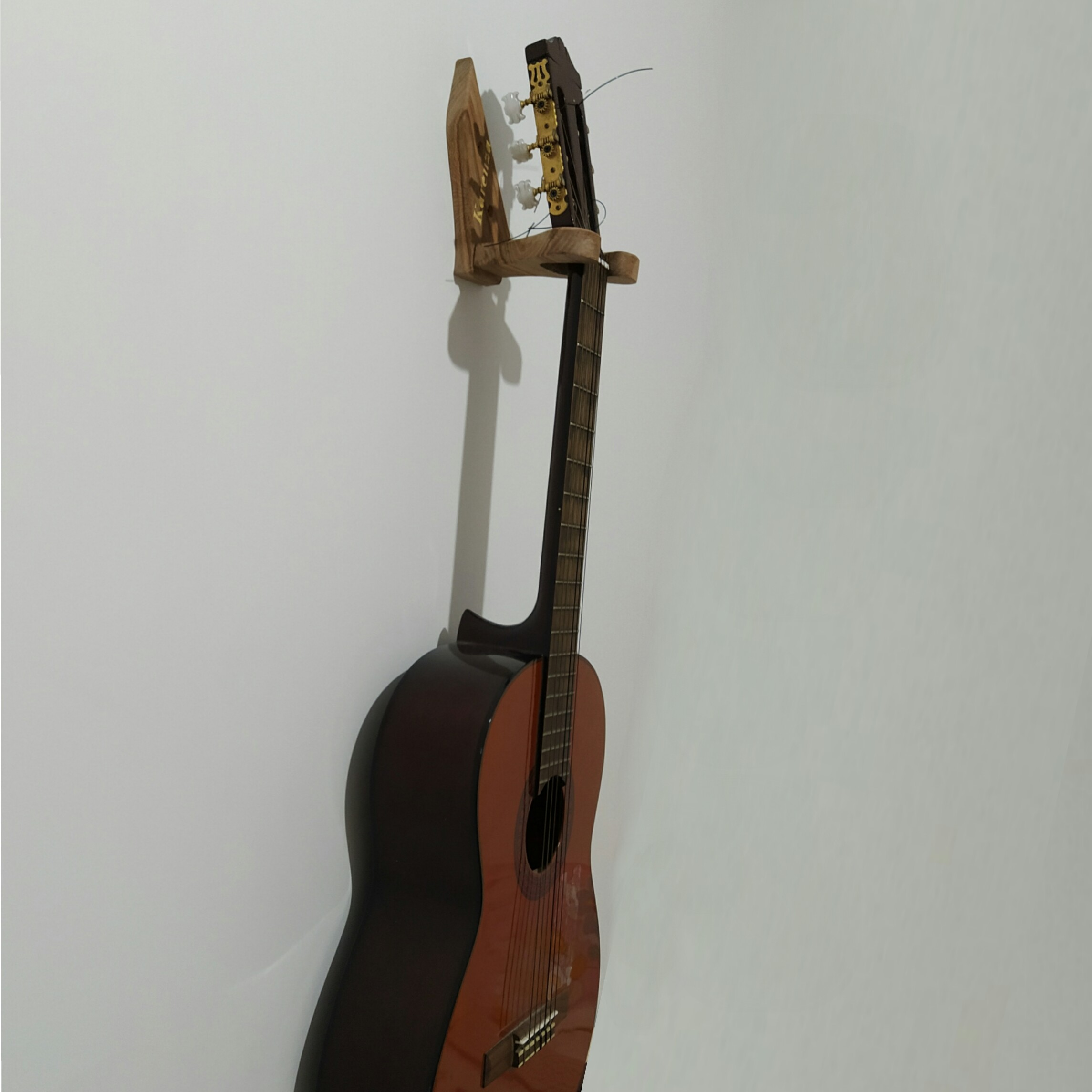 تصویر  پایه گیتار چوبی