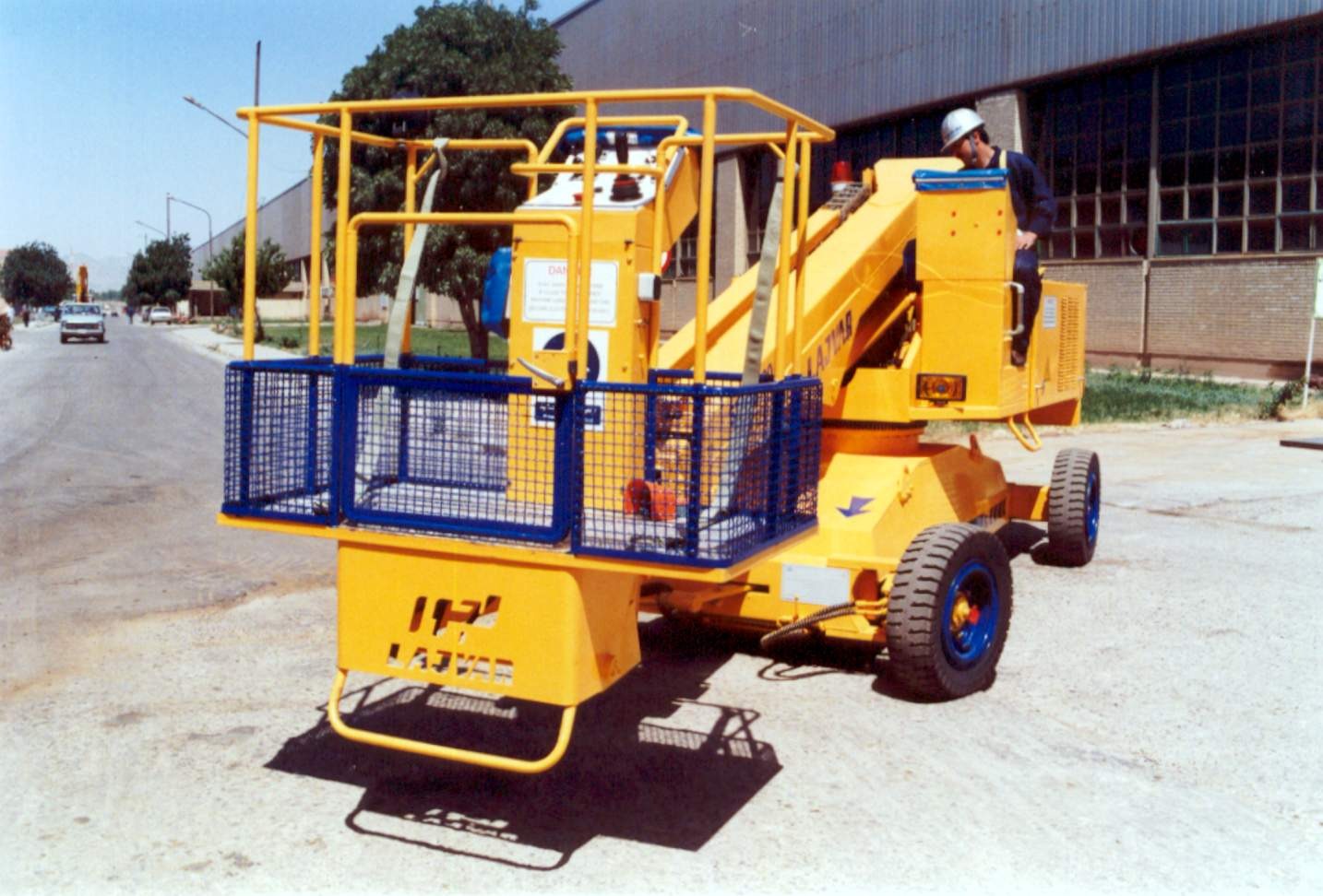 تصویر  بالابر خودرونده تلسکوپی شرکت لجور مدل STL 1400