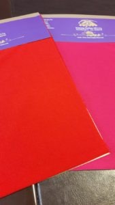 تصویر  پارچه ها در رنگ قرمز