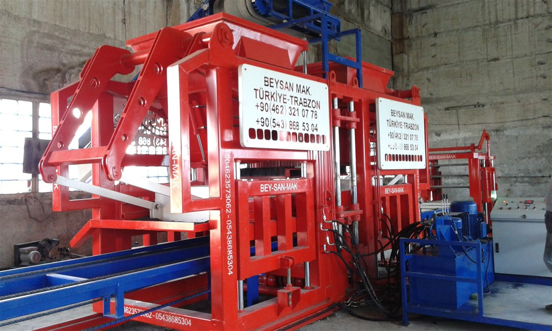 Picture of SEMI AUTOMATIC PAVING BLOCK MACHINE
